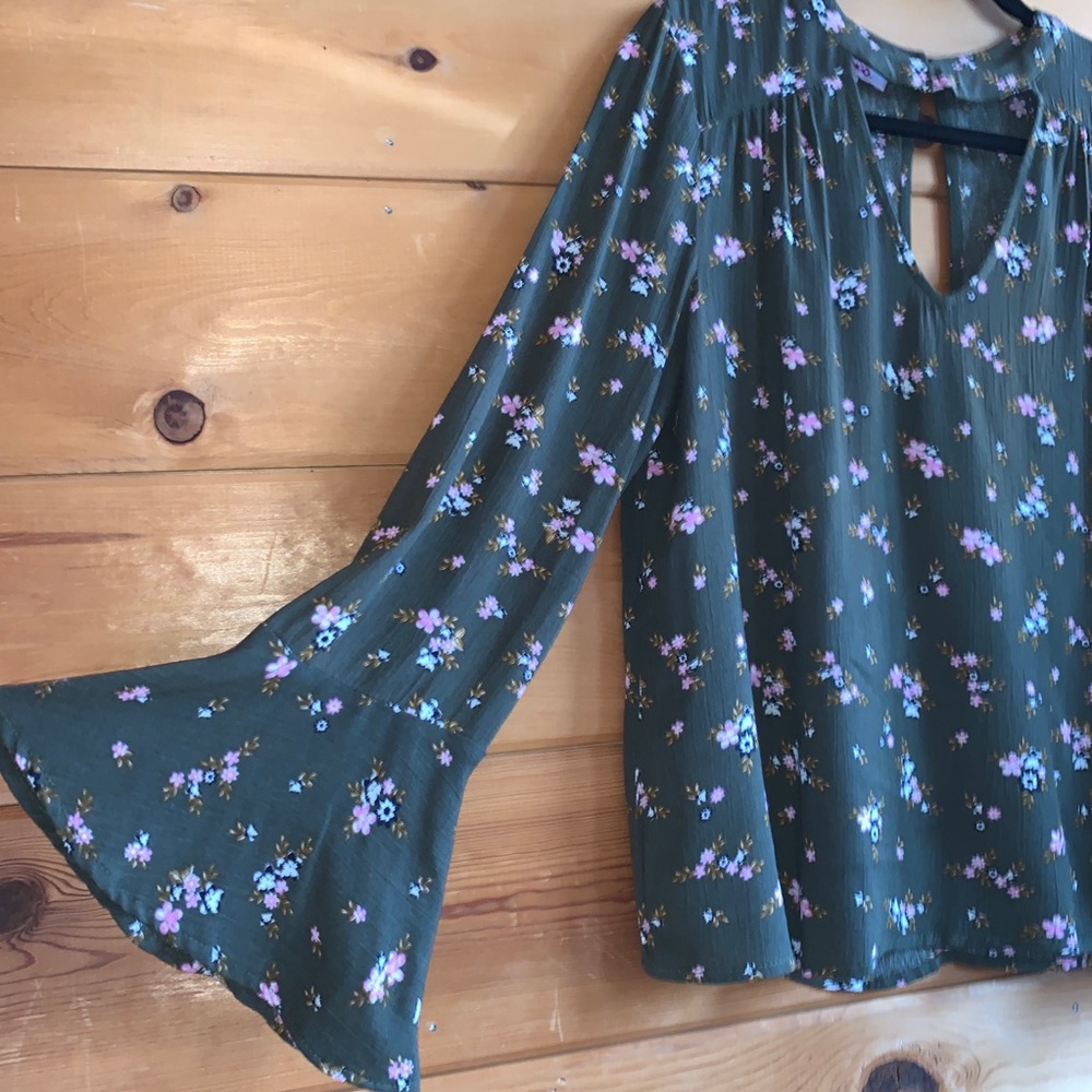 Bongo Tiny Floral Print Boho Bell Sleeve Top - Picture 2 of 6